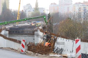 Postępy prac przy budowie olsztyńskiej estakady. Zaawansowane prace przy tworzeniu nowej linii tramwajowej