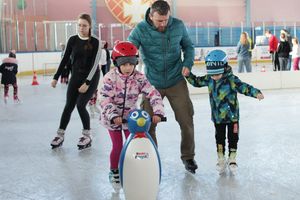 Lekcje nauki jazdy na łyżwach, organizowane przez Miejski Ośrodek Sportu i Rekreacji w Elblągu