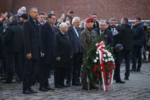 Członkowie rządu i prezes PiS złożyli kwiaty pod Krzyżem Katyńskim