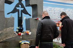 Mateusz Morawiecki złożył kwiaty pod pomnikiem ofiara Wielkiego Głodu