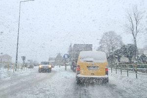 Zima w styczniu zaskoczyła kierowców?  Na ul. Towarowej w Olsztynie doszło do dwóch kolizji w tym samym czasie
