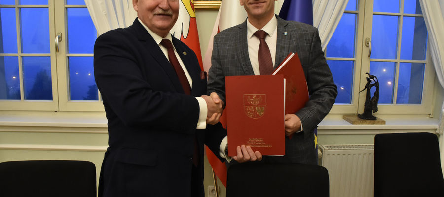 Jacek Wiśniowski, burmistrz Lidzbarka Warmińskiego podpisał z marszałkiem Gustawem Markiem Brzezinem umowę na dofinansowanie kolejnej inwestycji
