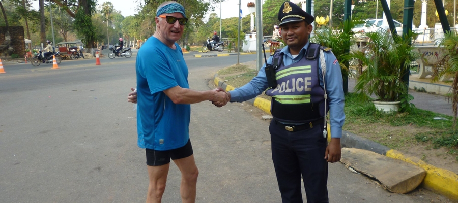Zakręciłem się mocno na mostkach i ścieżkach w Kambodży. Policyjna drogówka pomogła mi znaleźć drogę do hotelu — wspomina Paweł Hofman (z lewej)