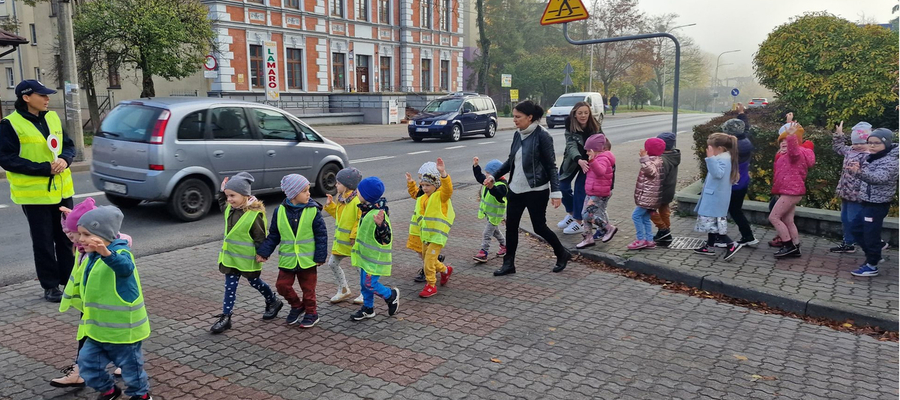 Przedszkolaki z przedszkola nr 3 w Iławie poszły z policjantami na spacer, którego celem było sprawdzenie wcześniej usłyszanych informacji w praktyce, gdyż — jak wszyscy wiemy — trening czyni mistrza