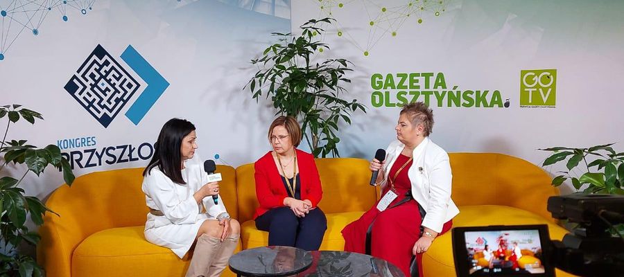 Od lewej: Anna Osłowska - dyrektor ZOZ w Nidzicy i Małgorzata Stompór w rozmowie z Magdaleną Marią Bukowiecką - dziennikarką ,,Gazety Olsztyńskiej"