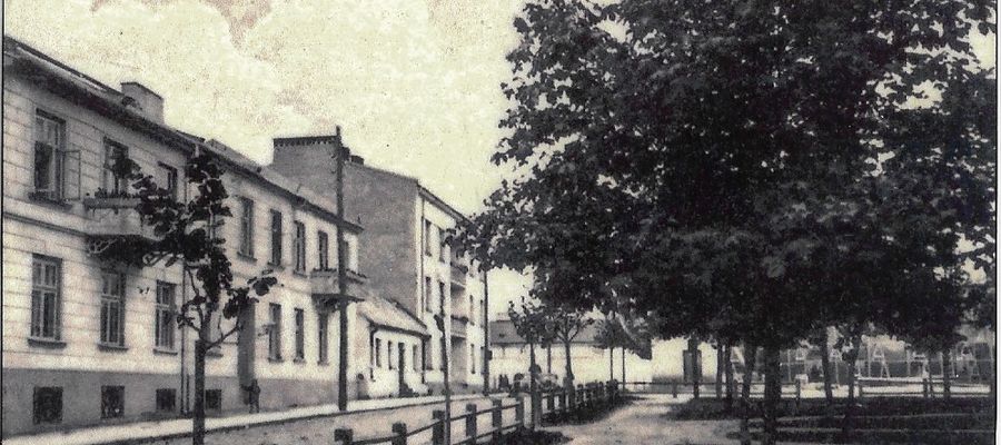 W budynku narożnym z lewej strony znajdowała się KP MO w Mławie