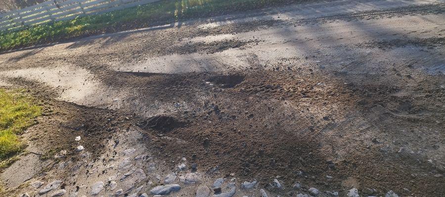 Droga w Raczku zniszczona po przejeździe quadów 