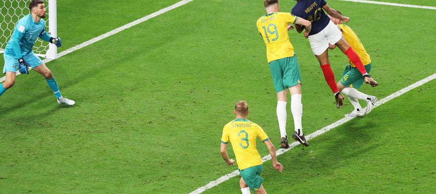 Kylian Mbappe zdobywa gola w meczu z Australią
