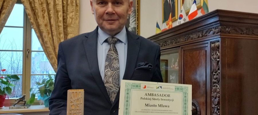 Burmistrz Mławy Sławomir Kowalewski odebrał dyplom i statuetkę Ambasadora Polskiej Strefy Inwestycji przyznane Mławie.