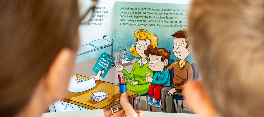 Polskie Stowarzyszenie Syndrom Tourette’a prowadzi wspaniałe działanie edukacyjne. W zeszłym roku wydało książkę dla dzieci „O Wojtku, który tikał”. Miesiąc temu w Bibliotece Bulaj odbyło się spotkanie poświęcone tej książce.