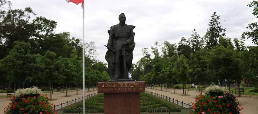 Józef Piłsudski - pomnik w zabytkowym parku miejskim w Mławie