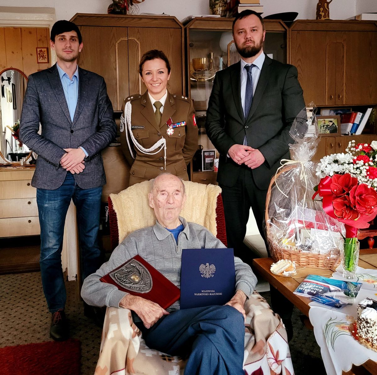 Listopad tego roku, Anna Szczepańska i wicewojewoda warmińsko-mazurski Piotr Opaczewski  odwiedzili por. Jerzego Kwietniewskiego z urodzinowym tortem i życzeniami.