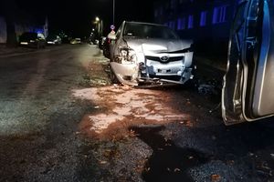 Mercedesem uderzył w zaparkowane auta [ZDJĘCIA]