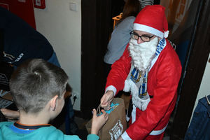 „Biało-niebieski Mikołaj” w Olsztynie. Kibice Stomilu rozdali ponad 170 paczek