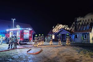 Domy płoną, strażacy biją na alarm
