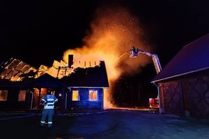 Dzisiejszej nocy spłonął dom w Brajnikach (gmina Jedwabno). Ogień strawił budynek do samych fundamentów 