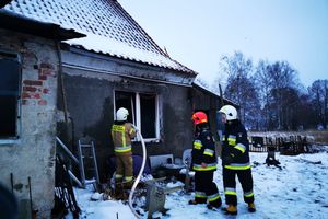 Mieszkaniec Kozłowa wyprowadził sąsiada z płonącego domu. Strażacy mieli problem z dojazdem