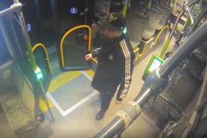 Dresiarz wpadł w szał w autobusie miejskim i wybił szybę [VIDEO]