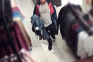 Policja szuka mężczyzny, który bez wahania pozwolił sobie na zbyt wiele w sklepie odzieżowym w Olsztynie