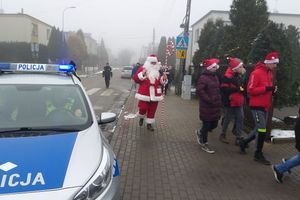 Sztafeta z Mikołajem pod okiem policjantów i strażników miejskich