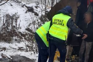 Strażnicy miejscy z Olsztyna pomagają bezdomnym przetrać zimę