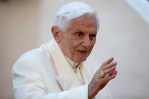 Benedykt XVI został pochowany w Grotach Watykańskich