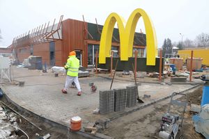Zaawansowane prace przy budowie restauracji McDonald's przy al. Sikorskiego w Olsztynie [ZDJĘCIA]