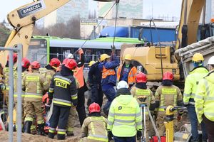 AKTUALIZACJA: Zasypany pracownik na inwestycji tramwajowej w Olsztynie żyje [ZDJĘCIA]