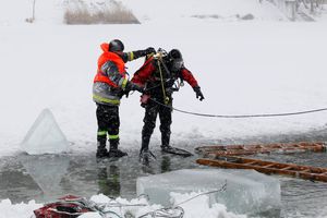 Pod wędkarzem załamał się lód. Służby odnalazły ciało 63-latka