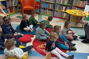Dzieci z Przedszkola Miejskiego odwiedziły Bibliotekę Miejską im. Marii Bogusławskiej [ZDJĘCIA]