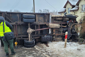 Iveco uderzyło w ogrodzenie. Kierowca ranny