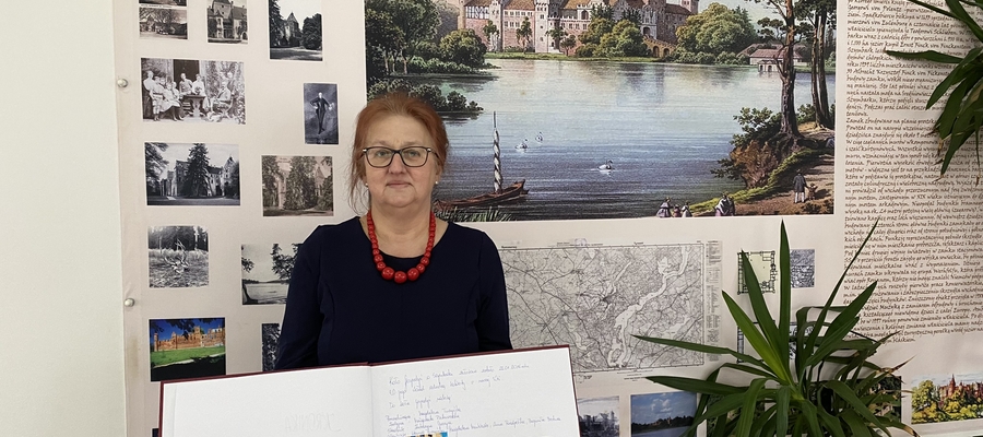 Przewodnicząca KGW Szymbark Hanna Turzyńska prezentuje kronikę koła