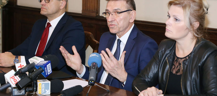 Prezydent Piotr Grzymowicz podczas konferencji prasowej w sprawie Helpera