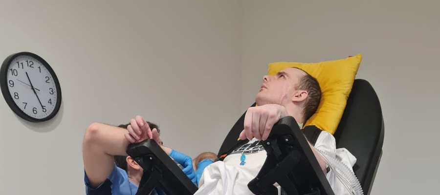 8 grudnia 22 r. Piotr zaczął już samodzielnie oddychać i jest nieustannie rehabilitowany