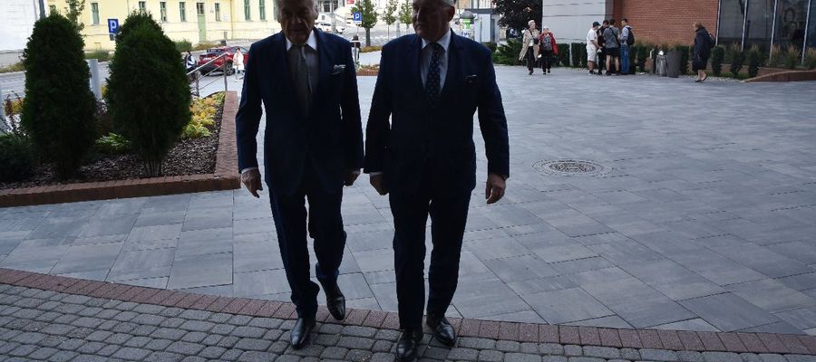 Jerzy Skolimowski i marszałek  Gustaw Marek Brzezin przed olsztyńską premierą filmu w październiku 2022