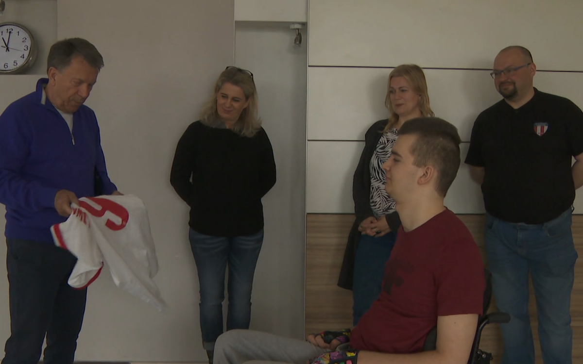 Wojciech Gąssowski w trakcie odwiedzin Seby w Panmedice wręczył mu koszulkę z podpisem Roberta Lewandowskiego