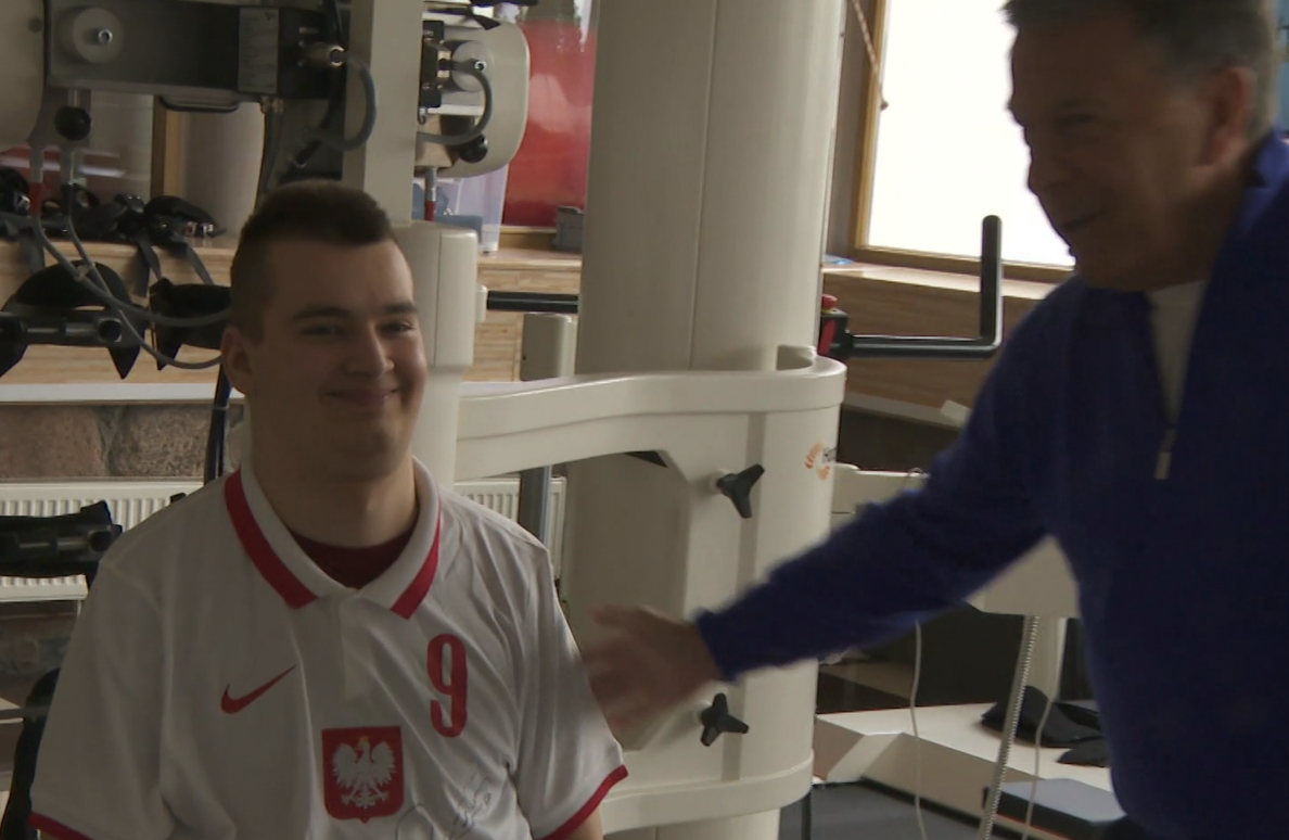 Koszulka z podpisem RL9 to cenny artefakt dla każdego piłkarza, stąd szeroki uśmiech na twarzy Seby. Może kiedyś będą mieli okazję pokopać razem?