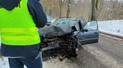 VW wpadł w poślizg i uderzył w drzewo. Podróżowało nim trzech mężczyzn