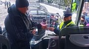 Policjanci kontrolują autokary