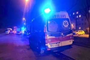 Strażacy wyważyli drzwi przy ul. Rataja w Olsztynie. Co by się stało, gdyby nie sąsiedzka pomoc?