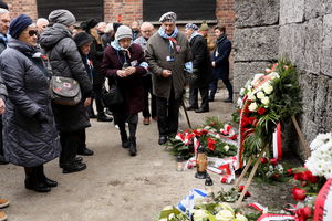 Byli więźniowie Auschwitz złożyli kwiaty pod Ścianą Straceń