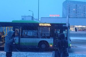 Z OSTATNIEJ CHWILI: Zderzenie autobusu miejskiego z samochodem osobowym na ul. Żołnierskiej w Olsztynie