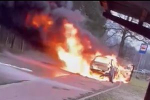 Pożar samochodu osobowego w Tomaszewie [ZDJĘCIA]