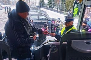 Ferie w warmińsko-mazurskim. Policjanci kontrolują autokary