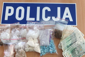Mefedron, haszysz, metamfetamina i sprzedaż narkotyków nieletnim. 28-latek z Olsztyna zatrzymany