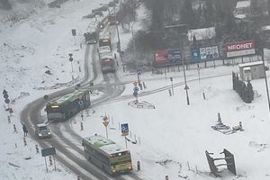 Ulica Krasickiego w Olsztynie stoi. Autobusy zablokowały ruch