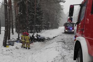 Tragiczny wypadek na trasie Olsztynek - Jedwabno. Dwie osoby zginęły na DK 58 po zderzeniu z ciężarówką
