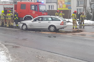 Ulica Bałtycka w Olsztynie zablokowana. Senior kierujący mercedesem wysłał 20-latkę do szpitala
