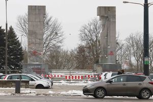 Wojewoda wydał nakaz natychmiastowego usunięcia szubienic przez gminę Olsztyn. Do Urzędu Miasta nie wpłynęło jeszcze żadne pismo