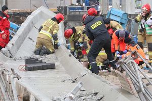 Kilkutonowa betonowa płyta spadła na pracownika. Wypadek przy pracy podczas rozbudowy zajezdni tramwajowej w Olsztynie [ZDJĘCIA]